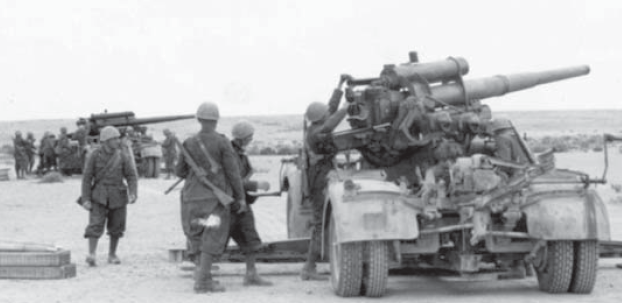 Batería antitanque de 88 mm italiana, probablemente en el verano de 1942 en Egipto. El Flak 88 mm alemán fue suministrado en pequeñas cantidades por los alemanes a los italianos en el Norte de África