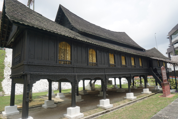 Rumah Negeri Sembilan di Kompleks Taman Seni, Seremban 