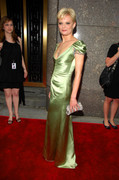 martha_plimpton_green_satin_dress_2007_004
