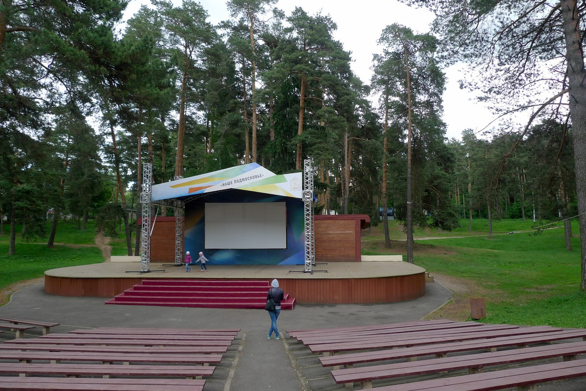 Парк в жуковском. Парк Жуковский городской. Парк культуры и отдыха Жуковский. Парк Жуковский сцена. Парк отдыха в Жуковском.