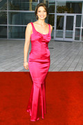 alana_de_la_garza_pink_satin_dress_2007_018