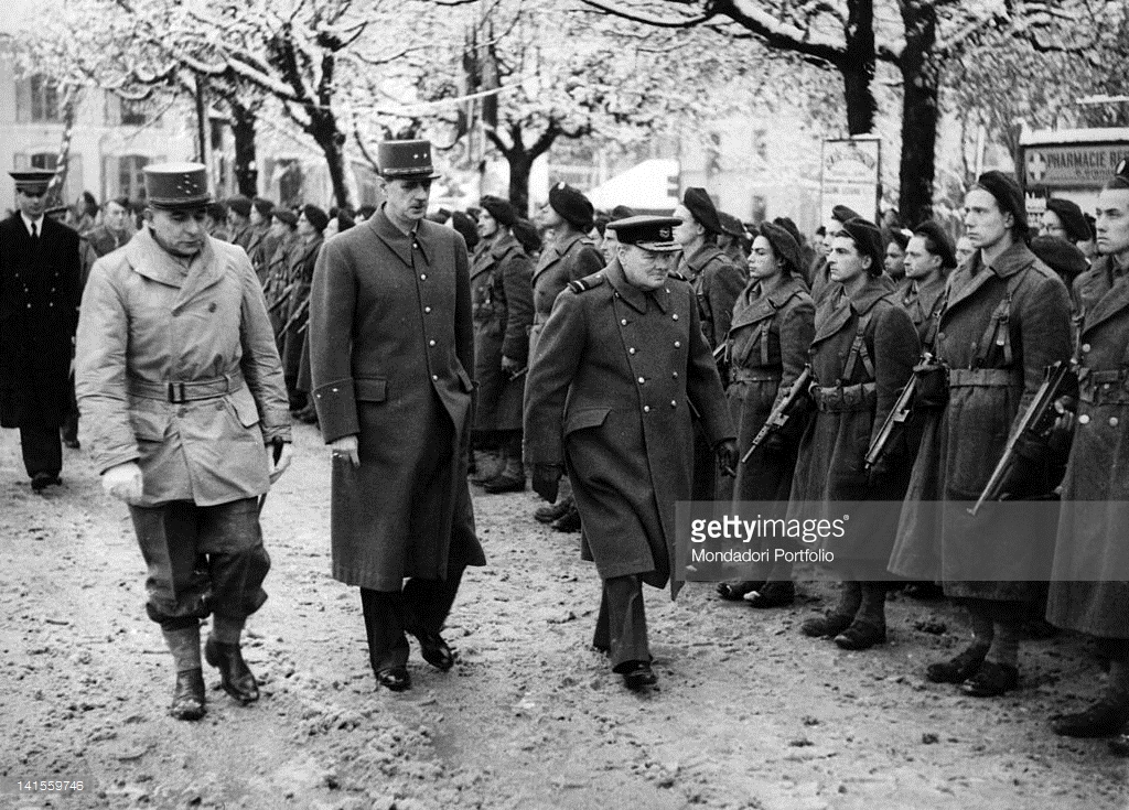 El General De Lattre revistando tropas junto con el General De Gaulle y con Winston Churchill