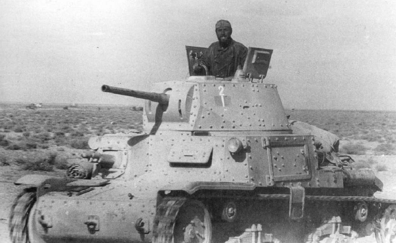 Un M13 40 durante la retirada italiana de Egipto en 1940