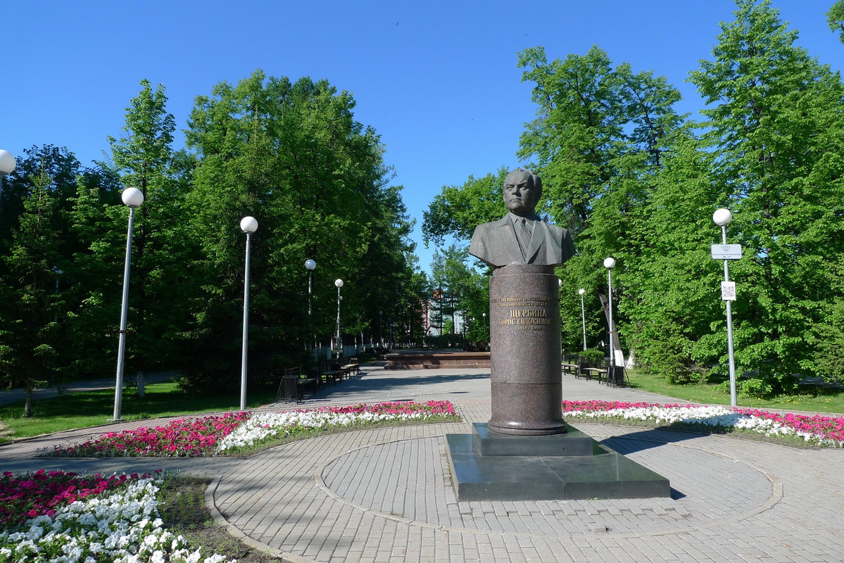 Памятники б. Памятник Щербине Тюмень. Щербина Борис памятник. Памятники на улицу Республики Тюмень. Памятник Щербине.