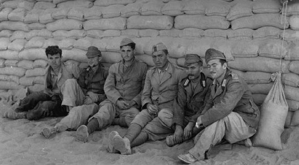Prisioneros italianos capturados por tropas británicas durante la Operación Crusader. Diciembre de 1941