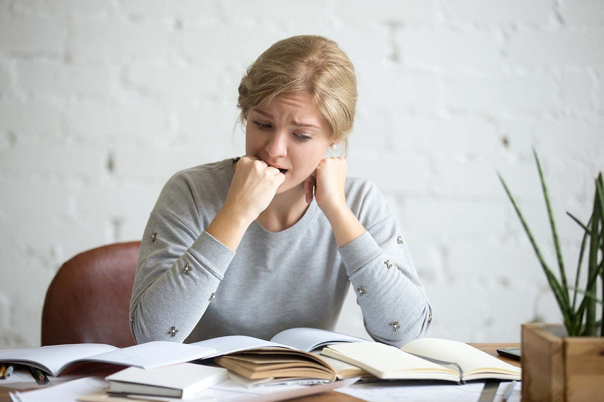 5 Body Language Mistakes You Should Avoid At Work #2: Fidgeting - Whether you’re twirling a lock of hair, bouncing your knee or playing with objects on the table, experts say there’s likely no mannerism quite as distracting as fidgeting. Instead, try focusing on making eye contact, tilting your head and keeping your hands visible. If you’re prone to making these mistakes, channel your energy into hand gestures that show your passion and interest in the subject.