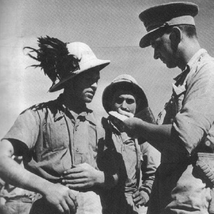 Bersaglieri rindiéndose a un oficial de la policía militar británica durante la derrota del Eje en Túnez. Mayo de 1943