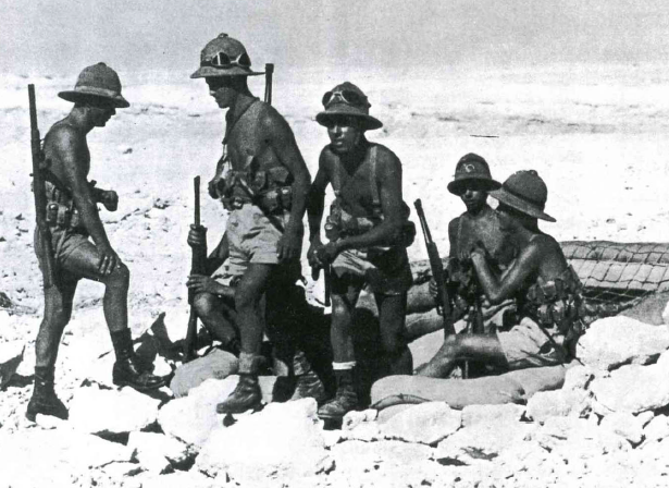 Tropas paracaidistas de la División Folgore en la línea de El Alamein. Verano de 1942