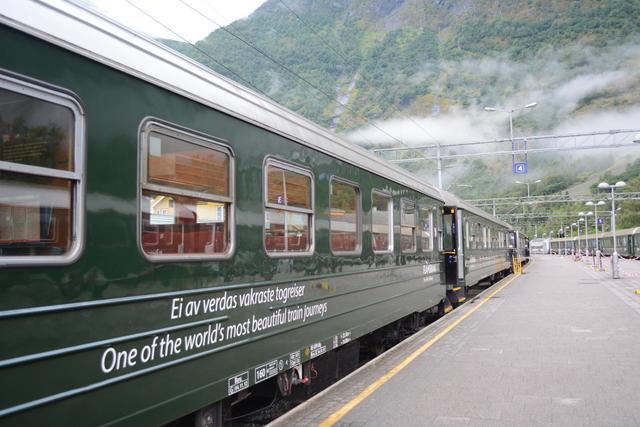 Fiordos Noruegos 2017 - Blogs de Noruega - Día 2. Tren de Flam, Undredal, Borgund, Laerdal, Fjærland y  Glaciar Bøyaøyra (2)