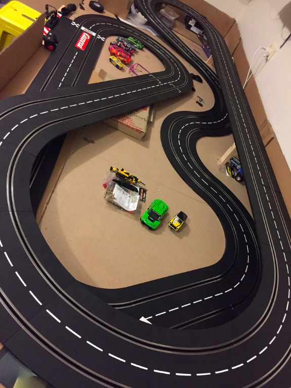 Scalextric track layouts hot sale for small spaces