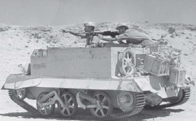 Soldados italianos con una ametralladora pesada Breda 37 posando en un Bren Carrier capturado a las tropas británicas