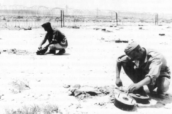 Tropas italianas colocando minas en el frente de El Alamein