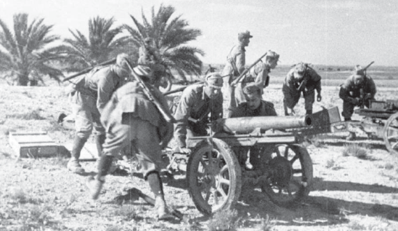 Hombres de la división de desembarco aéreo La Spezia manejando un cañón de infantería M13 de 65 mm
